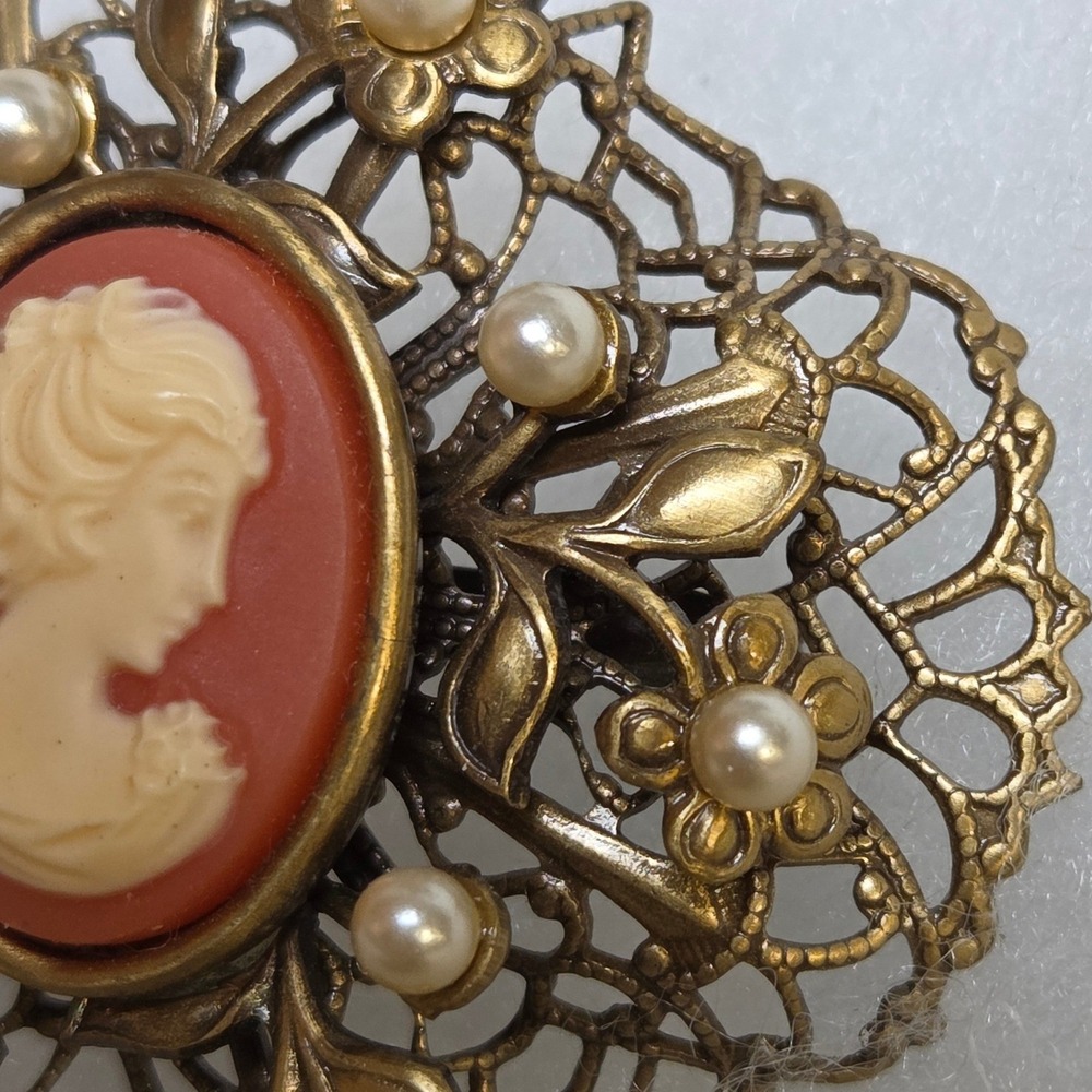 Vintage Mid-century Gold Tone Filigree Cameo Brooch Pin Faux Pearl Accent - Picture 5 of 6